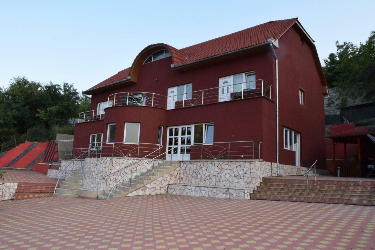 Red House 호텔 Orşova 외부 사진